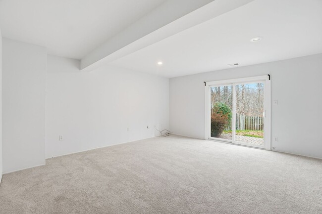 Building Photo - Welcome home to this charming three-level townhouse in the heart of Springfield!