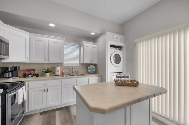 Building Photo - 102 W Corral St