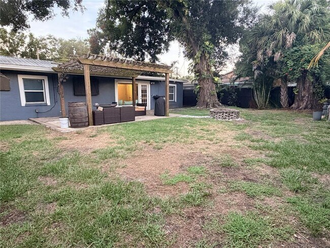 Building Photo - 1707 W Comanche Ave