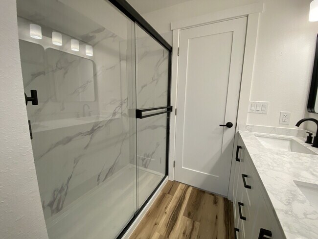 Building Photo - Spacious 3-Bedroom Remodeled Townhome in F...