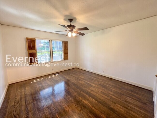 Building Photo - 2 Bed/1 Bath Condo with Modern Amenities / Available Now!