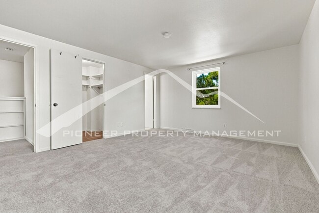 Building Photo - 2896 S Paris St