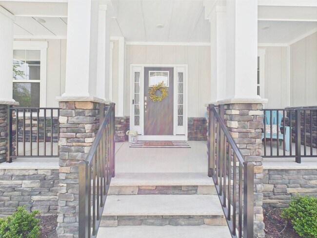 Building Photo - Stunning 5 Bedroom 4.5 Bathroom Located in...