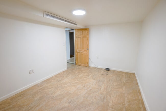 Building Photo - 6835 Kindred St