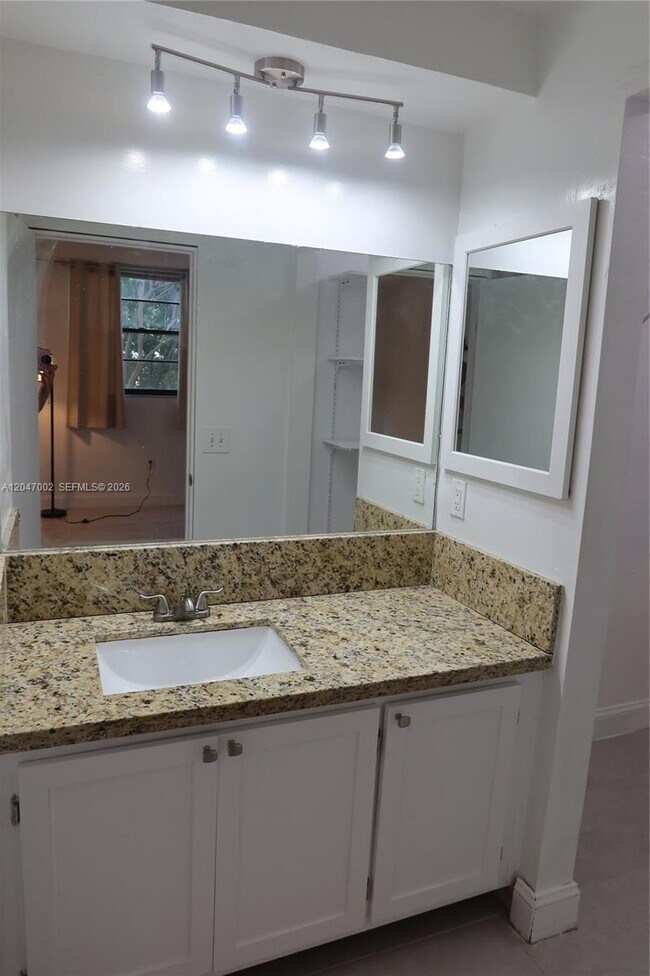 Building Photo - 10835 SW 112th Ave