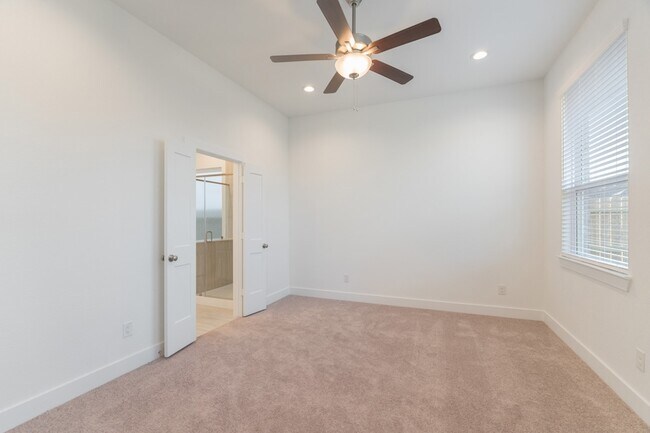 Building Photo - 10747 Pine Pink
