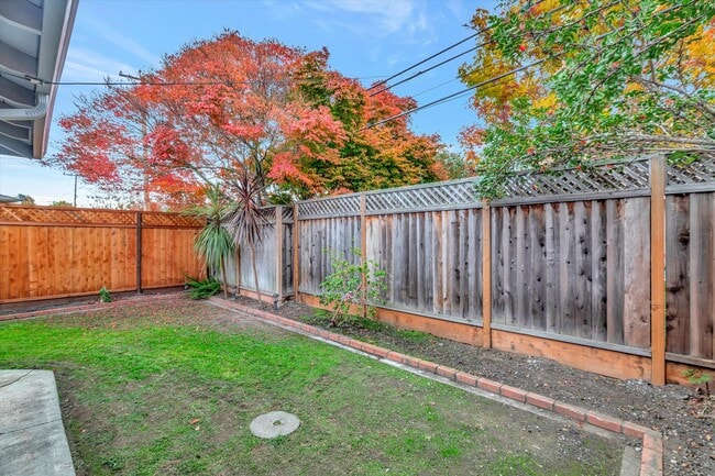 Building Photo - Duplex with 1.5 Bath and One Car Garage