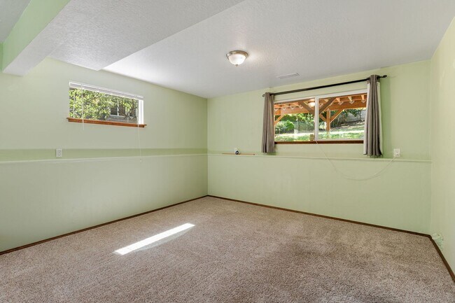 Building Photo - 8620 Shadow Wood Dr