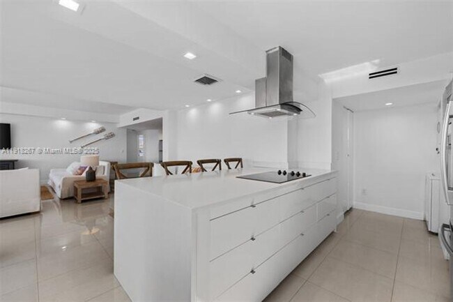 Building Photo - 9102 W Bay Harbor Dr