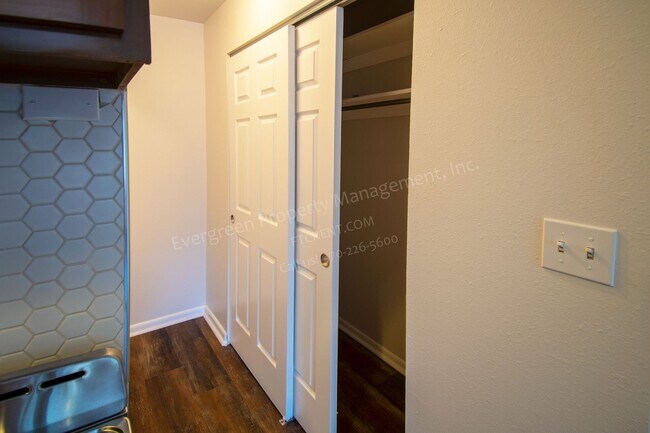 Building Photo - 2008 W Plum St