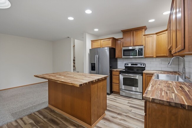 Building Photo - 3 bedroom 2.5 bath