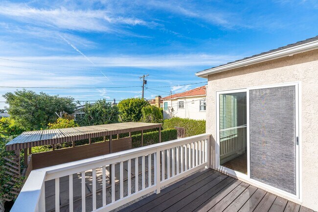 Building Photo - Super Cute 3bed 2 bath home with peek-a-boo ocean view South Redondo