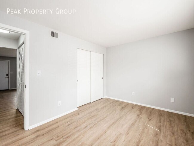 Building Photo - 593 Riverview Dr