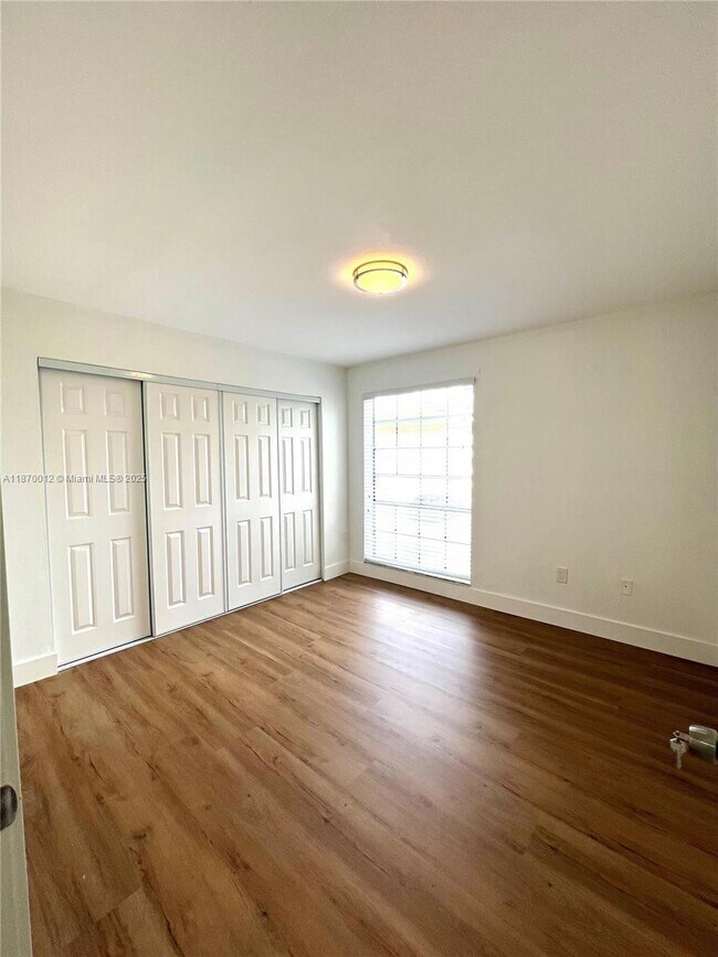 Building Photo - 10822 N Kendall Dr
