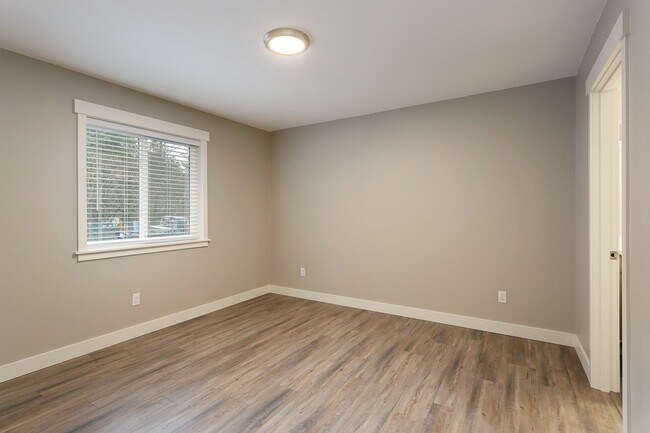 Building Photo - 3 Bed, 2 Bath Home in Maple Falls with 2 Car garage