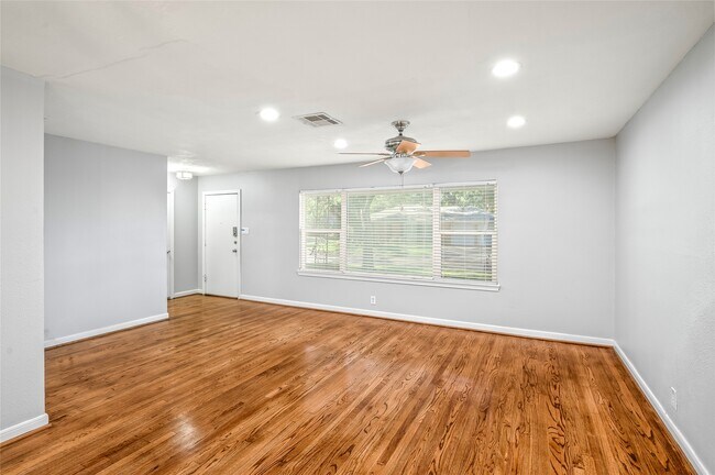 Building Photo - 8527 Greenbush St