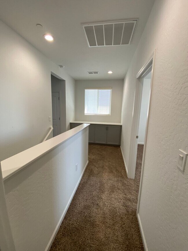 Building Photo - Corner lot Woodside Home in NW Visalia com...