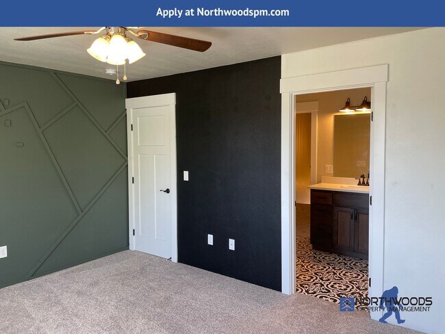 Building Photo - Gorgeous 2 Bedroom 2.5 Bath Townhome  in White City