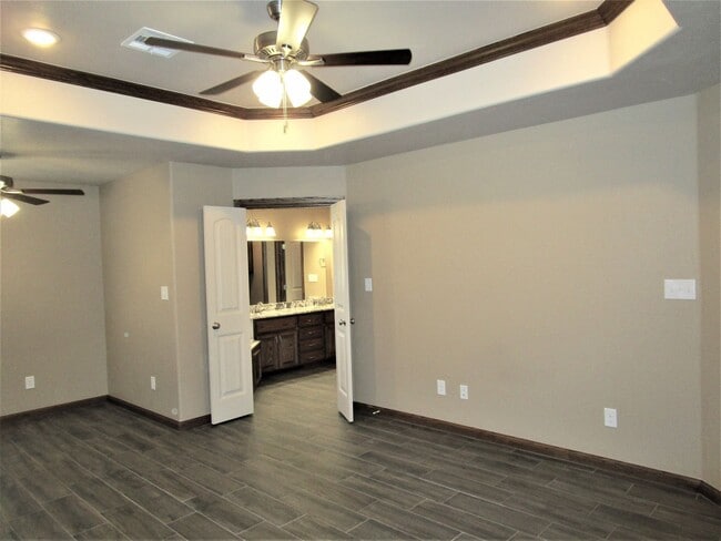Building Photo - Like New!  3 bedroom 2 bath 2 car garage!