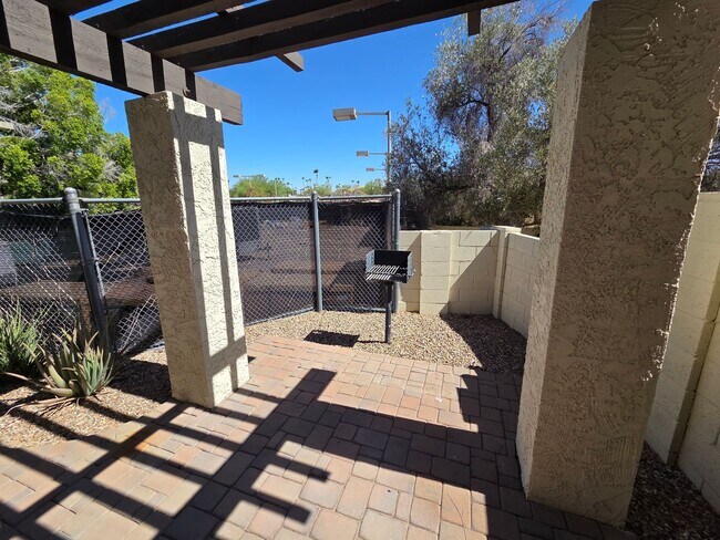 Building Photo - 1809 E Frier Dr