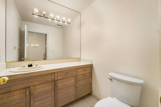Building Photo - Charming Guard-Gated Southwest Las Vegas Townhome with Fireplace & Golf Course Views!