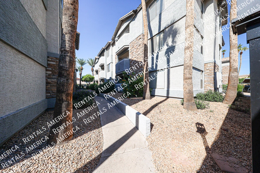 Building Photo - 2025 E Campbell Ave