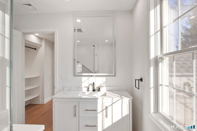 Building Photo - 10 Greenwood Ave