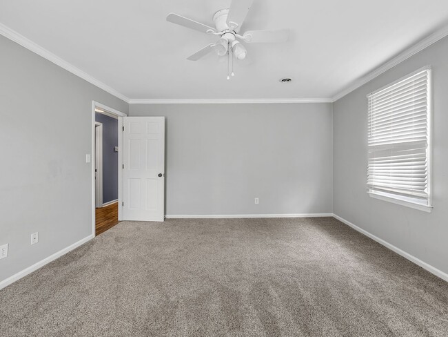 Building Photo - Luxury Living Awaits in this 6 Bedroom, 5 Bathroom Home – Elegant Comfort in a Prime Location