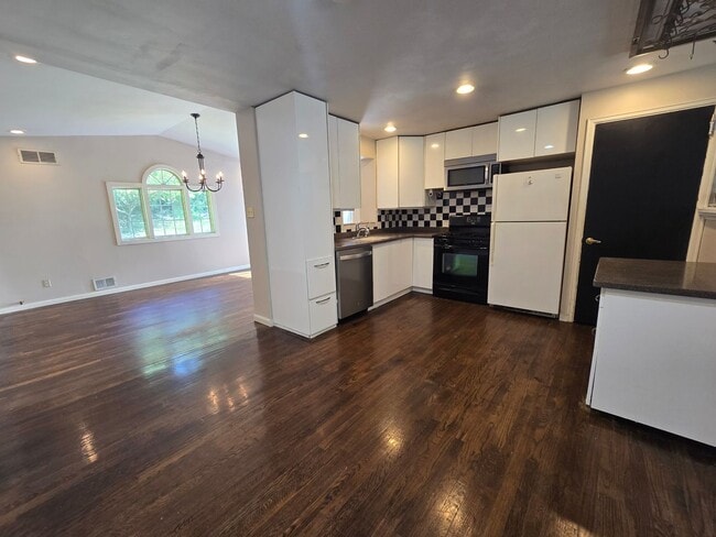 Building Photo - Beautiful 3 Bedroom Home - Garden City