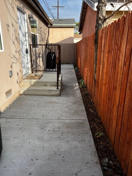 Patio /Storage - 636 E 87th St