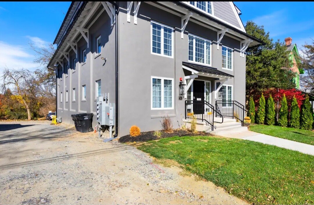 Building Photo - 215 E Linden St