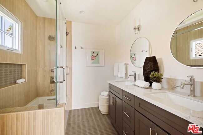 Building Photo - 308 S Highland Ave