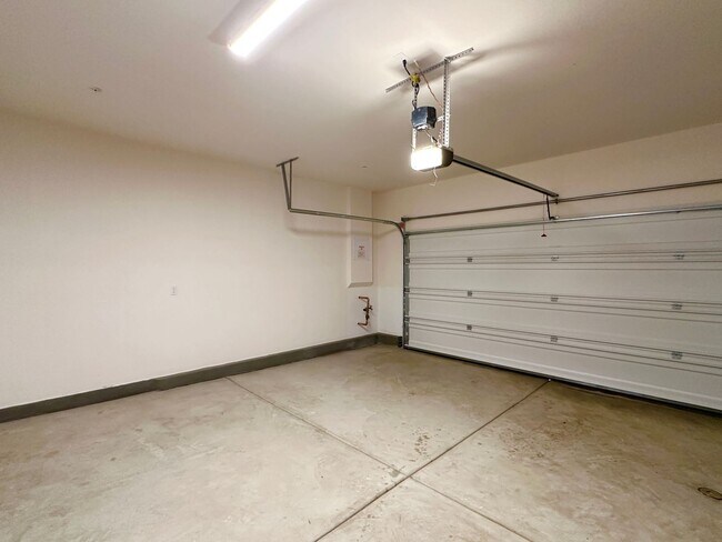 Building Photo - Brand-New Modern Home in Ontario – Solar Included!