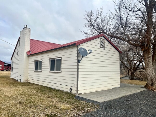 Building Photo - Charming 3 Bedroom 2 Bathroom Country Home...