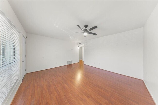 Building Photo - 6910 Hart Ln