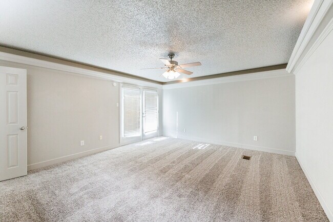 Building Photo - Spacious 3/2/2
