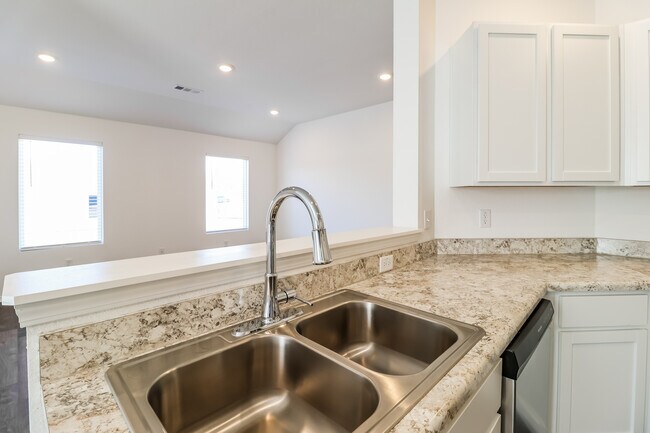 Building Photo - 47 10 Point Ln