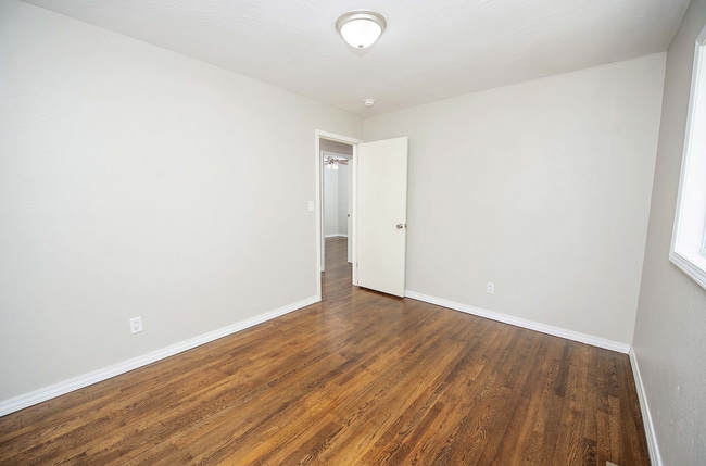 Building Photo - Privacy Fenced, 3 bed 3 bath in South Springfield (Ask about our special)