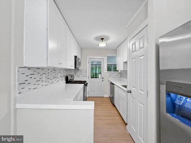 Building Photo - 7905 Greenleaf Rd