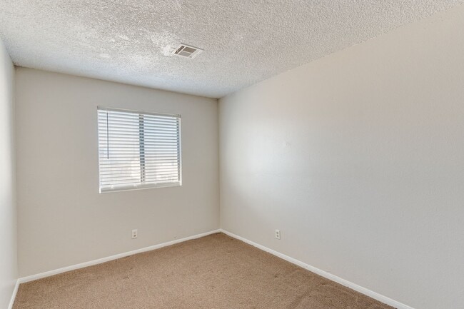 Building Photo - **MOVE IN SPECIAL! 2 WEEKS FREE IF MOVED IN BY FEB 1ST!**