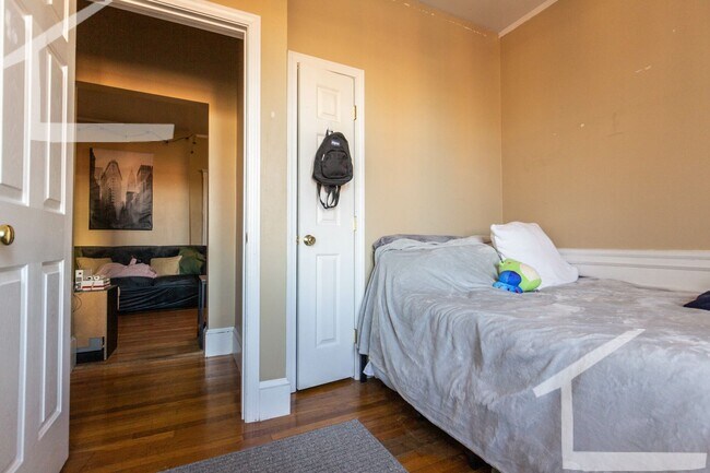 Building Photo - 4 bed Right in the heart of BU....