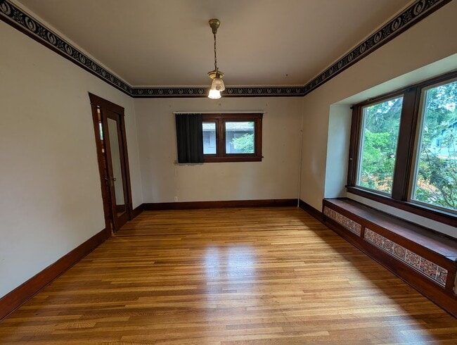 Building Photo - 4 Bedroom 2 Bath Pet-Friendly Normal Hill House