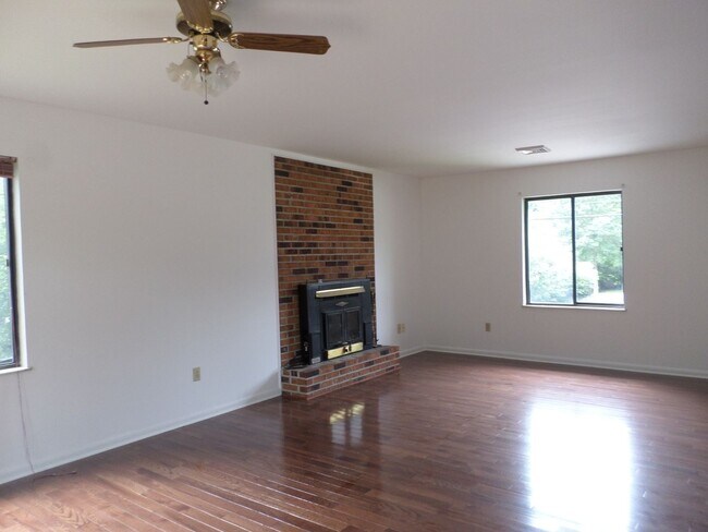 Building Photo - 913 Toms Creek Rd