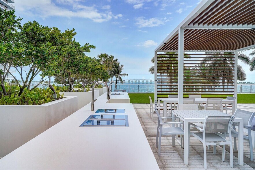 Building Photo - 1541 Brickell Ave