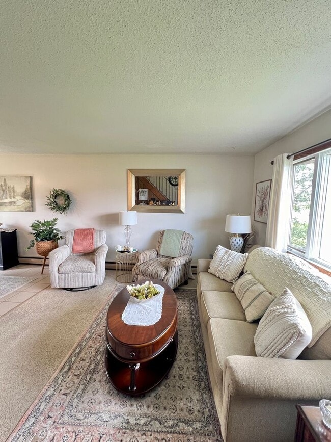 Building Photo - AVAILABLE MAY - Large 2 Bedroom Apartment!