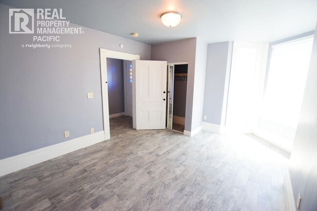 Building Photo - Renovated 5BR Home with Parking & Outdoor ...