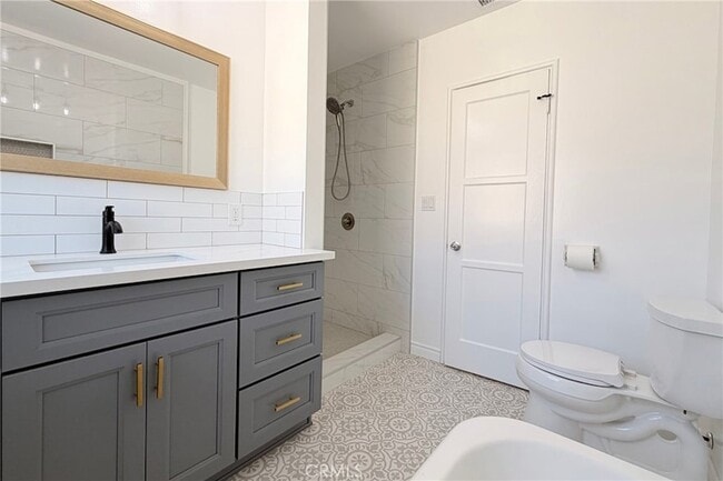 Building Photo - 1505 N Rosewood Ave