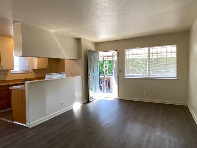 Building Photo - Spacious Two Bedroom Condo