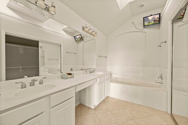 Building Photo - 10218 Garden Crossing Ln