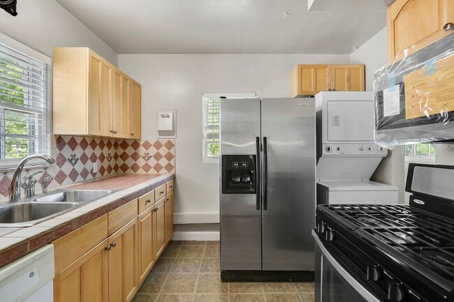 Building Photo - 6025 Lewis St